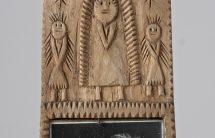 Kapliczka słupkowa zwieńczona krzyżem z fotografią autora, 1976, drewno niepolichromowane, wym. 43x10,5x4,5 cm, MET 67170