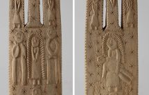 Kapliczka słupkowa dwustronna zwieńczona krzyżem, drewno niepolichromowane, wym. 45x11x 4,5cm, MET 67171