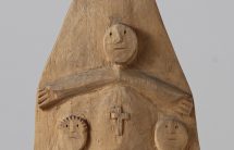 Kapliczka słupkowa zwieńczona krzyżem, drewno niepolichromowane, wym. 30,4x11,5x4,5cm, MET67174