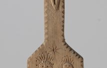 Kapliczka słupkowa zwieńczona krzyżem, drewno niepolichromowane, wym.31,5x7x3,5cm, MET/67175