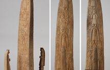 Kapliczka słupkowa dwustronna, drewno niepolichromowane, wym. 56,5x29x12cm, MET/671781
