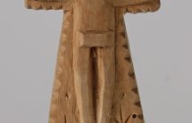 Kapliczka słupkowa, drewno niepolichromowane, wym. 11,4x4,0 x1,8 cm, MET 67201