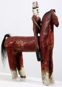 Drewniana rzeźba konia z jeźdźcem
