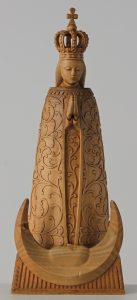 Drewniana rzeźba przedstawiająca Matkę Boską Skępską