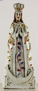 Ceramiczna figura przedstawiająca Matkę Boską Skępską