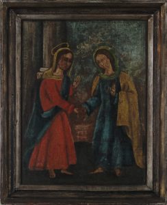 Barwna ilustracja – fotografia obrazu przedstawiającego dwie witające się kobiety, w długich prostych sukniach, narzuconych na ramionach płaszczach i chustach okrywających głowy – po lewej Maryja, po prawej św. Elżbieta. Nad głowami aureole. Stopy bose. Obraz w brązowej ramie.