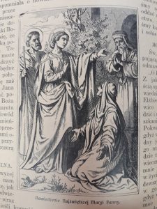 Czarno-biała ilustracja przedstawiająca dwie kobiety, w długich prostych sukniach, narzuconych na ramionach płaszczach. Po lewej stojąca Maryja z wyciągnięta do przodu lewą ręką, po prawej klęcząca św. Elżbieta, w długiej chuście na głowie, z rozłożonymi rękoma. Obok nich stoi dwóch brodatych mężczyzn w długich tunikach. Nad głowami Maryi i stojącego obok niej św. Józefa aureole. Scena na progu kamiennego budynku. Wokół ilustracji fragmenty drukowanego tekstu z „Żywotów świętych”.