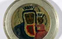 05. Fotografia okrągłego medalika z kolorowym wizerunkiem Matki Boskiej z Dzieciątkiem.