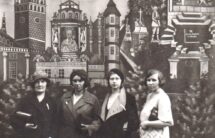 10. Czarno-biało fotografia 4 kobiet na tle ekranu fotograficznego z klasztorem na Jasnej Górze.