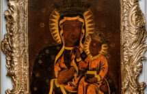19. Fotografia obrazu z wizerunkiem Matki Boskiej z Dzieciątkiem w ozdobnej złotej ramie.