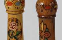 Fotografia dwóch buteleczek z drewna, ozdobnie pomalowanych