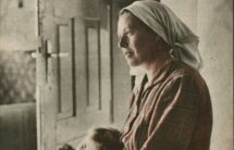 Fotografia okładki starej gazety: siedząca wiejska kobieta w ciąży, do kolan przytulone dziecko.