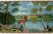Kolorowa fotografia malowanej makatki – centralnie jeleń, w tle jezioro, pola, domy. Po prawej brzoza