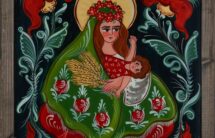 Barwna fotografia obrazu przedstawia Matkę Boską w szerokiej sukni i w kwiatowym wianku na głowie. W ramionach trzyma Dzieciątko, w lewej ręce bukiet zboża. Wokół postaci dekoracja kwiatowa.