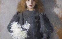Obraz przedstawia dziewczynkę z rozpuszczonymi włosami, która trzyma w rękach bukiet białych chryzantem