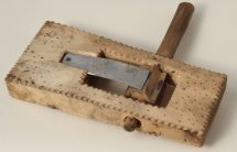 Kołatka - instrument, drewno niepolichromowane, wym. 23,5x11,5x 3,5 cm, MET/67208