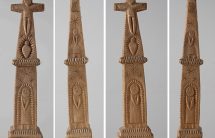 Kapliczka słupkowa czteroboczna zwieńczona krzyżem, drewno niepolichromowane, wym.38x8,5x6,5cm MET/67176 1