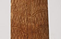 Kapliczka słupkowa Św. Rodzina z „dziadkiem Sobotą”, drewno pokostowane, wym.102x20x26 cm MET/ 67181