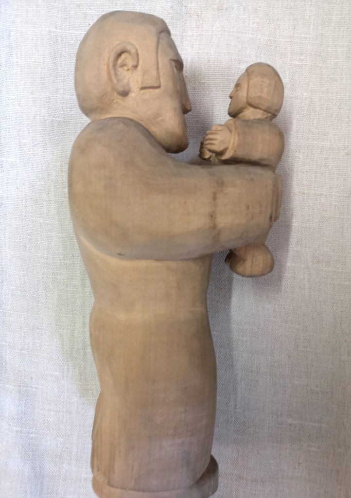 „Ojciec z synem”, Edward Bojba, 1976, drewno niepolichromowane, 30x9 cm