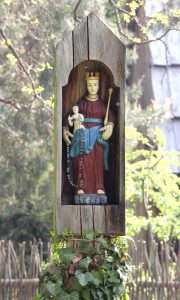Drewniana kapliczka z figurą Matki Boskiej