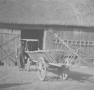 Czarno-białe zdjęcie przedstawiające wóz z drabinami i półkoszkiem