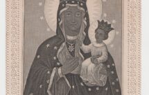 01. Fotografia papierowego obrazka przedstawiającego Matkę Boską z Dzieciątkiem, wokół koronkowa ramka.