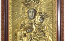 11. Fotografia obrazu przedstawiającego Matkę Boską z Dzieciątkiem, barwa złoto-brązowa.