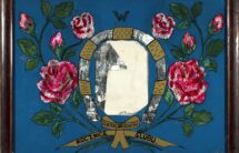 Fotografia obrazu na szkle: w środku miejsce na zdjęcie jubilatów, wokół namalowane różowe róże na niebieskim tle
