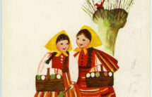 Fotografia kolorowej pocztówki – 2 kobiety w ludowych strojach z koszami z pisankami, w tle wierzba z ptaszkiem.