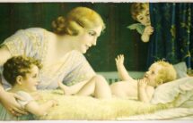 Barwny obraz: młoda kobieta pochyla się nad leżącym niemowlęciem, obok mały chłopiec i 2 aniołki