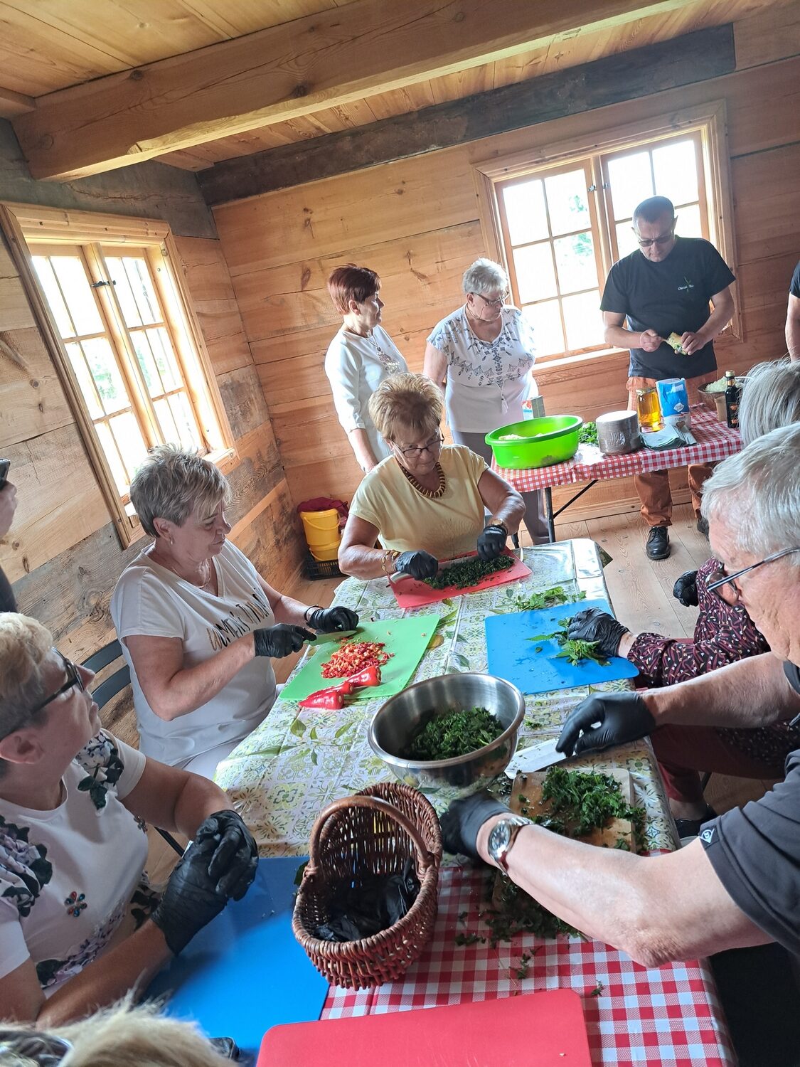 Zwiedzający przyrządzają potrawę