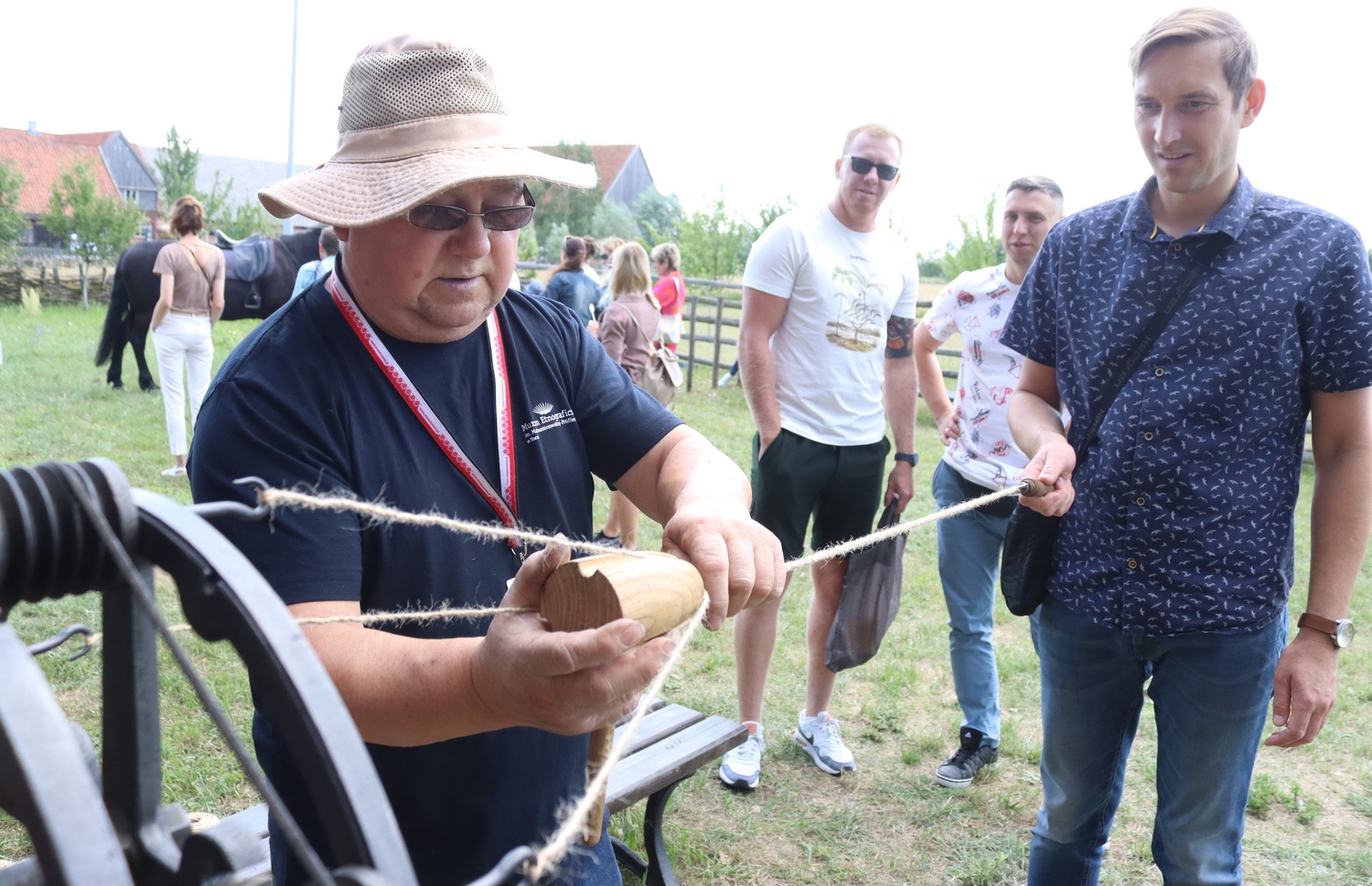 Zwiedzający w trakcie imprezy plenerowej