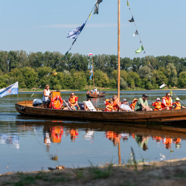 Ludzie w drewnianej łodzi na Wiśle