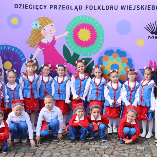 Dzieci w strojach ludowych 