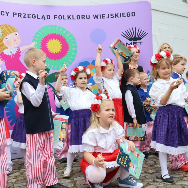 Dzieci w strojach ludowych na scenie 