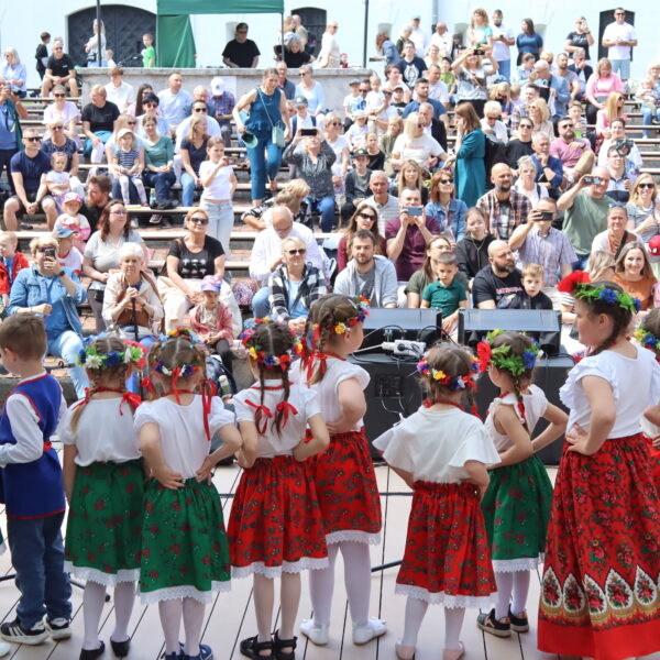 Dzieci w strojach ludowych na scenie 