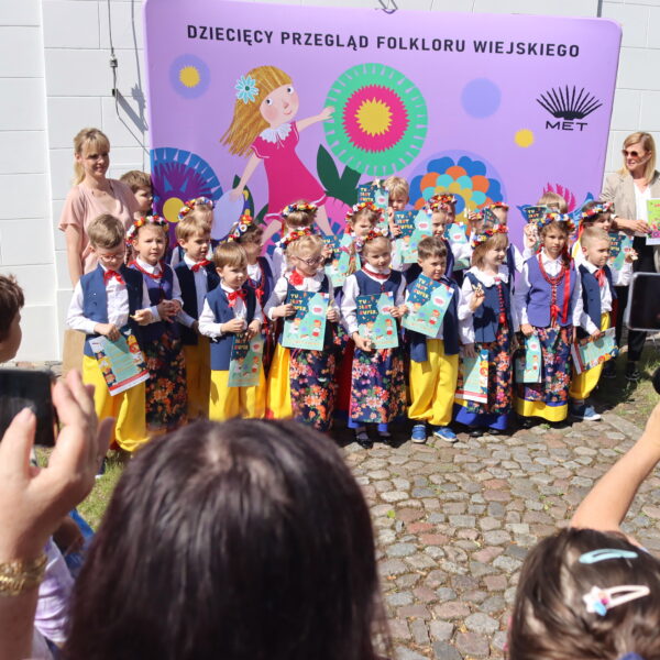 Dzieci w strojach ludowych 