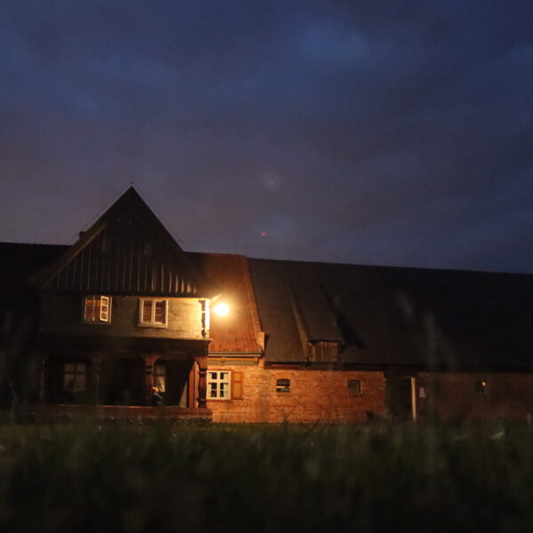 Ludzie zwiedzają skansen nocą