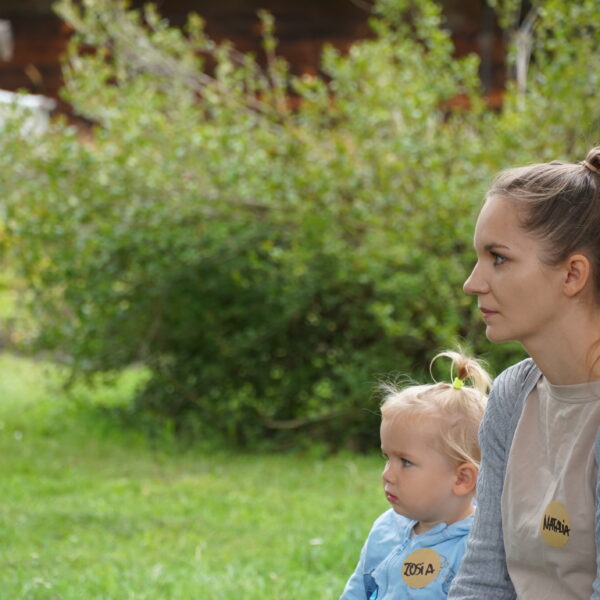 Kobieta i dziewczynka na tle zieleni 