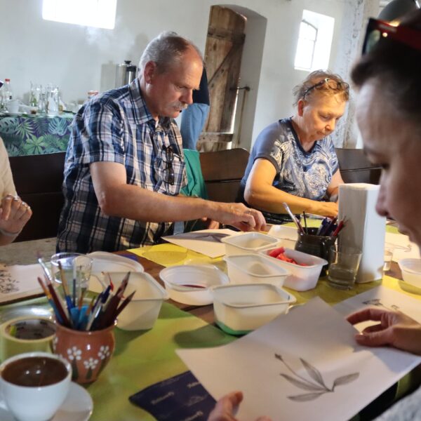 Mężczyzna i kobieta malują płytki ceramiczne 