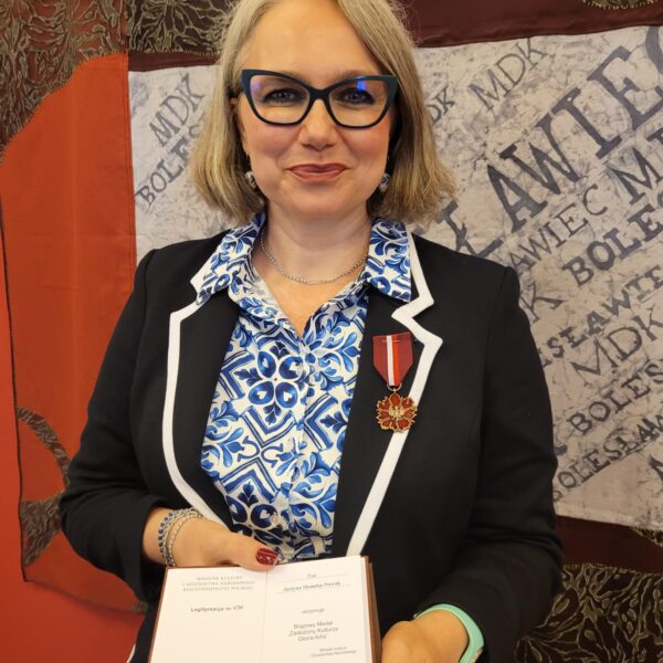Kobieta z medalem Gloria Artis