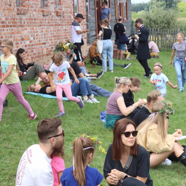 Ludzie siedzą na trawie, impreza plenerowa 