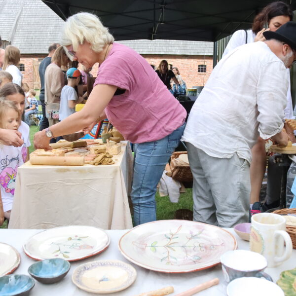 Stanowisko z ceramicznymi talerzami 