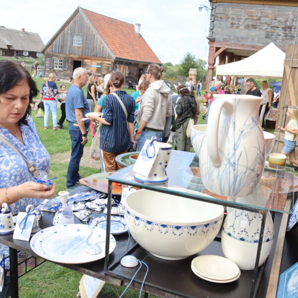 Kobieta przy stanowisku z ceramiką 