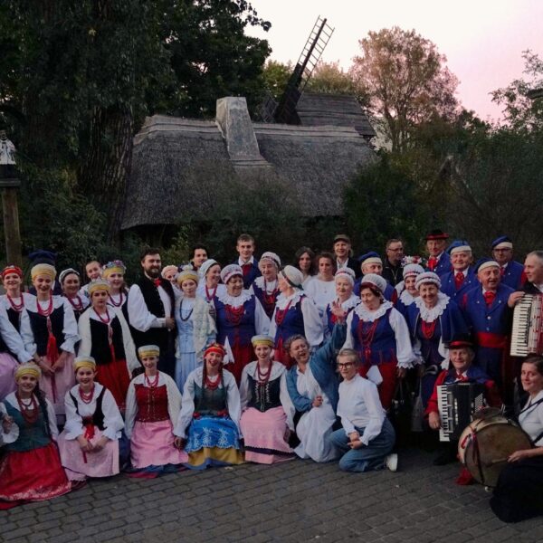 Ludzie w strojach kujawskich w skansenie 