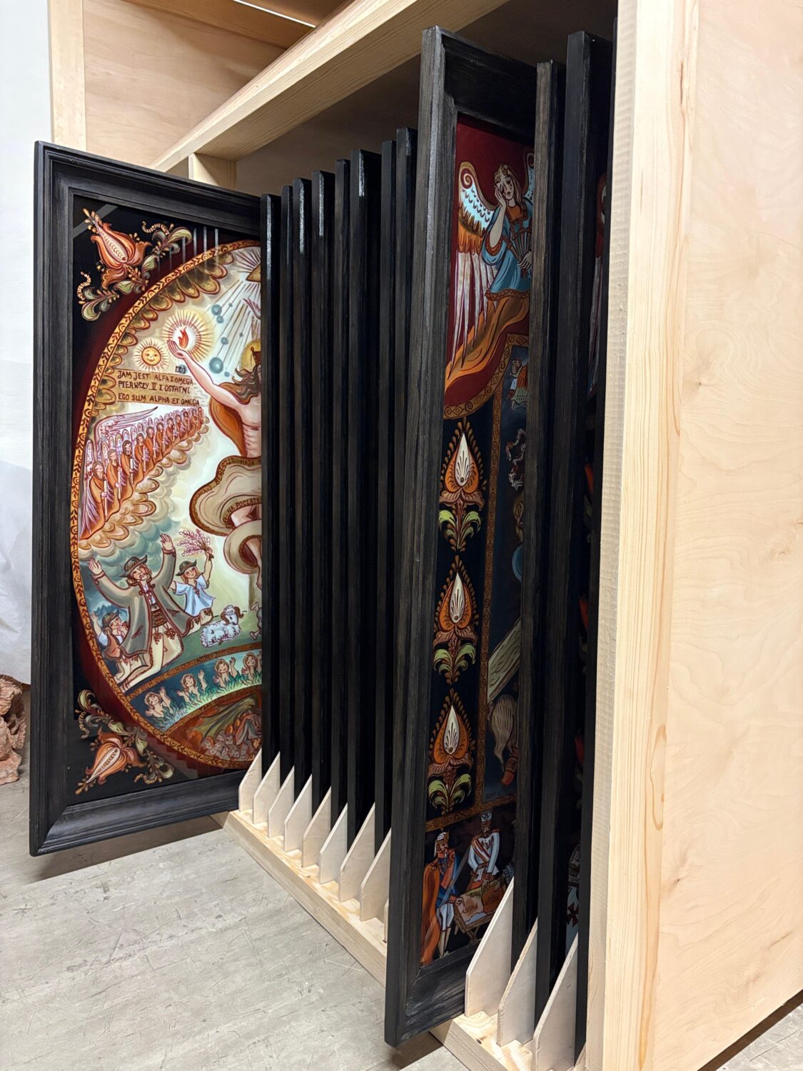 Fragment obrazu wyjęty z magazynowego schowka na obrazy.