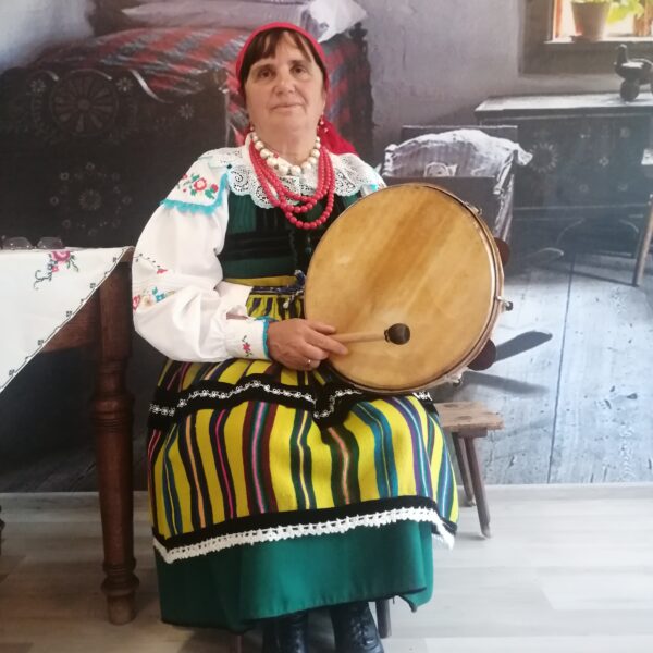 Kobieta w ludowym stroju z instrumentem