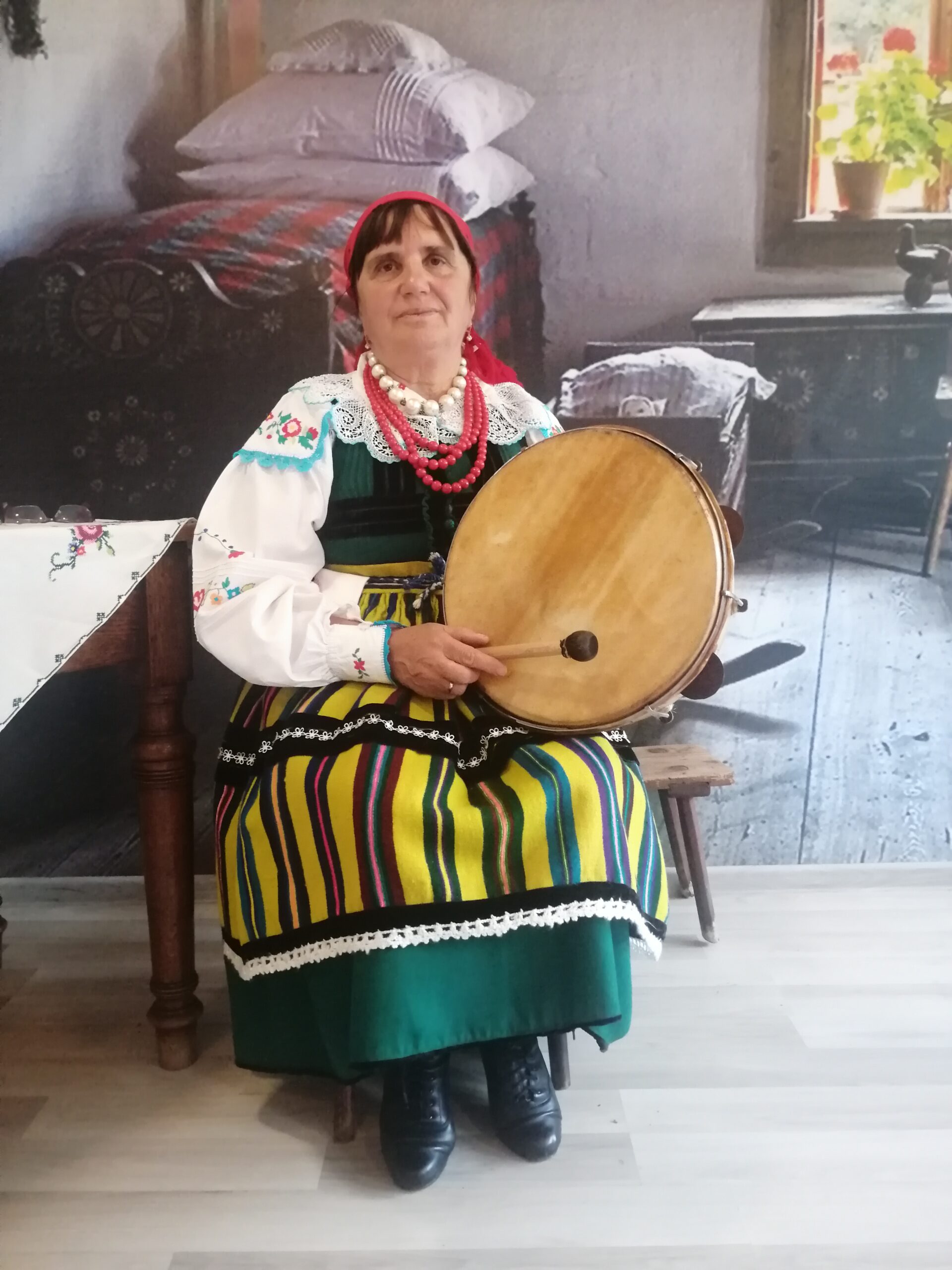 Kobieta w ludowym stroju z instrumentem