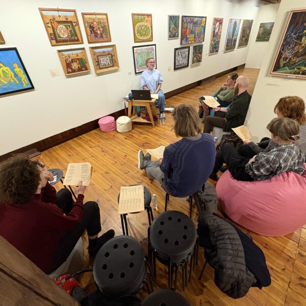 Ludzie śpiewają na wystawie sztuki