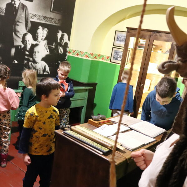 Dzieci na wystawie przedstawiającej sal e w dawnej szkole 